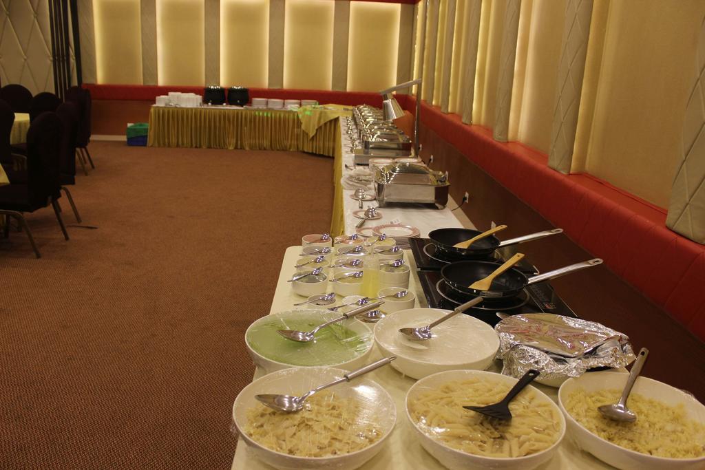 Xenious World Square Hotel Ghaziabad Εξωτερικό φωτογραφία