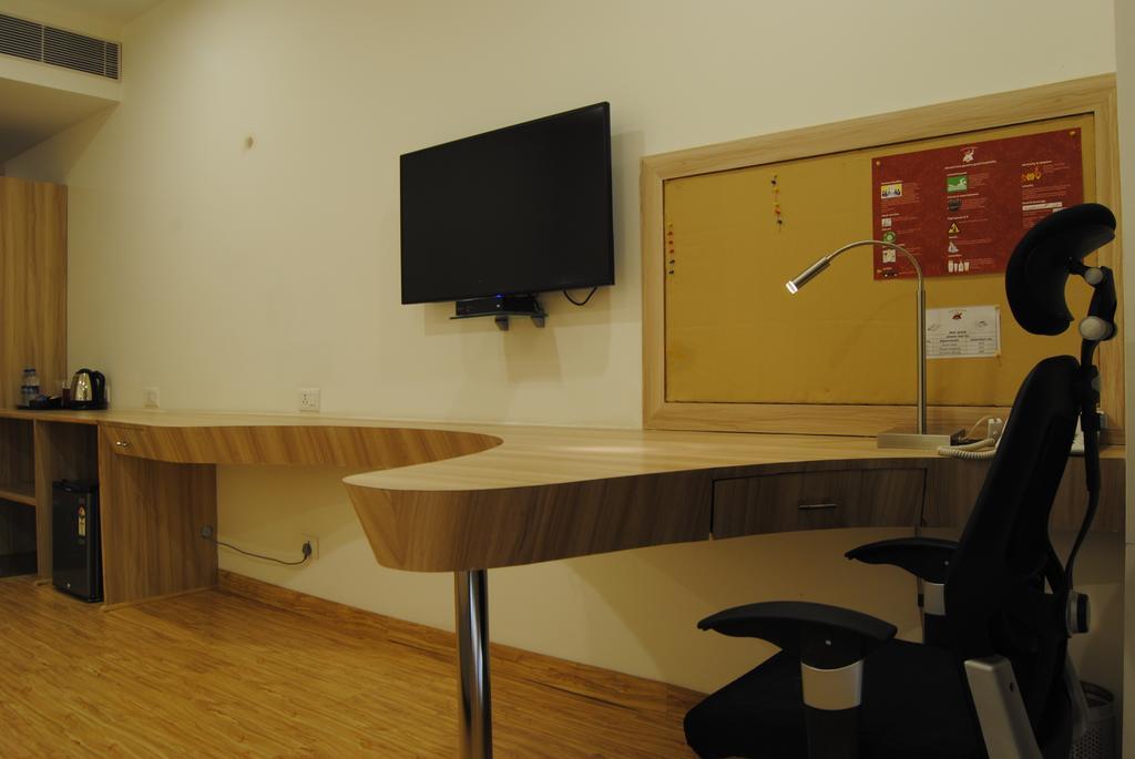 Xenious World Square Hotel Ghaziabad Εξωτερικό φωτογραφία