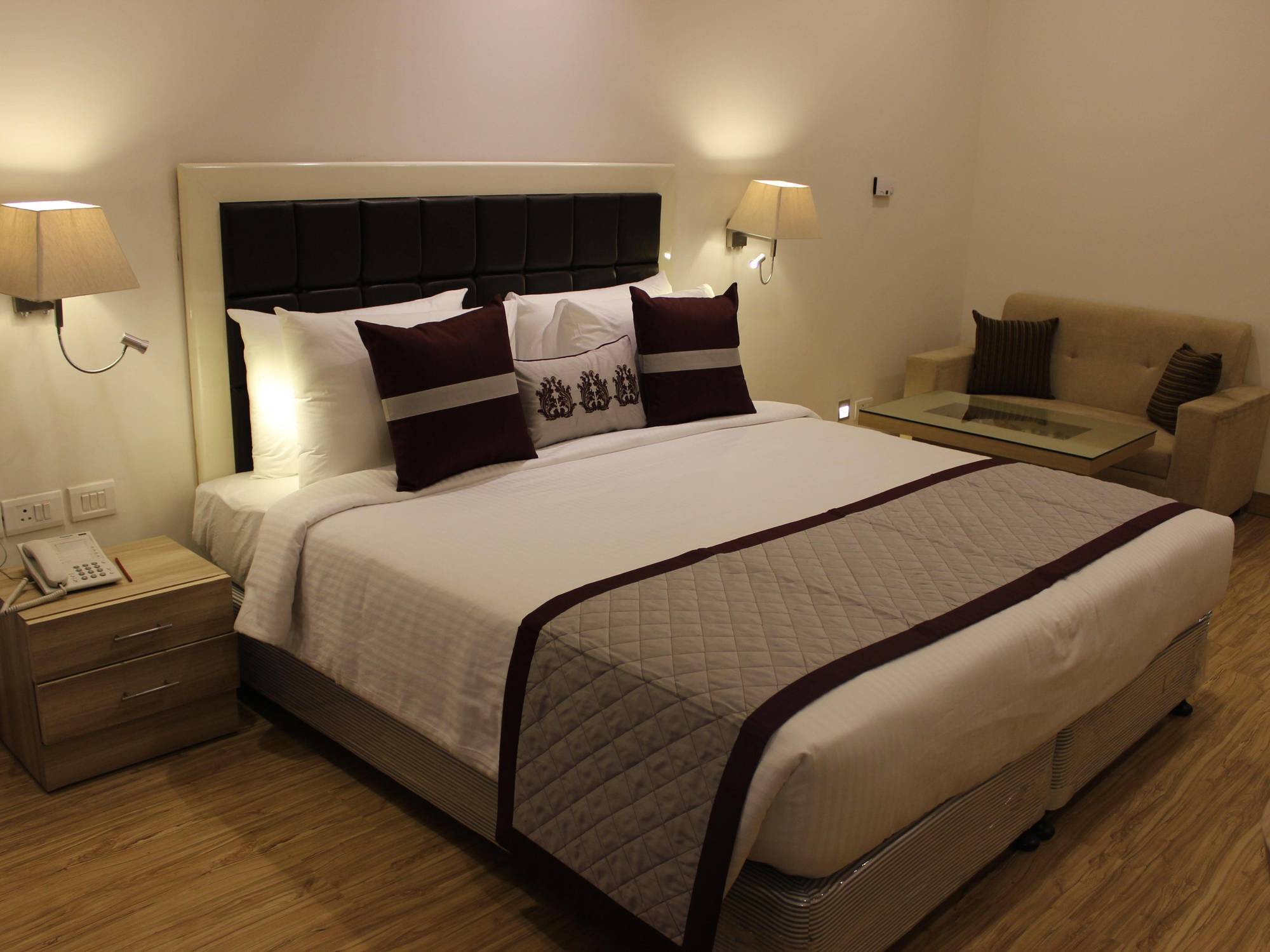 Xenious World Square Hotel Ghaziabad Εξωτερικό φωτογραφία